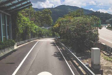 Yaya geçidi ve trafik ışıklarıyla şehir kavşağı