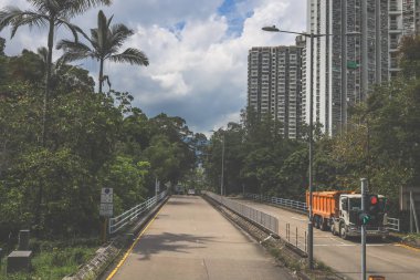 Yaya geçidi ve trafik ışıklarıyla şehir kavşağı