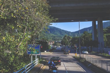 Yaya geçidi ve trafik ışıklarıyla şehir kavşağı
