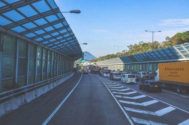 Çağdaş üstgeçit yapılarıyla çevrili kıvrımlı kentsel yol camlı.