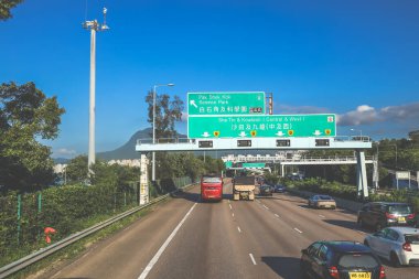 açık mavi gökyüzünün altındaki ağaçların ve binaların arka planı. Canlı bir şehirde güneşli bir günde, şehir içi gidip gelen yaşam tarzını yakalar..