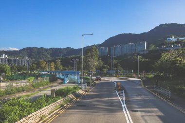 Bir kavis içeren yüksek bir otoyol manzarası, bir dağ zeminli.,