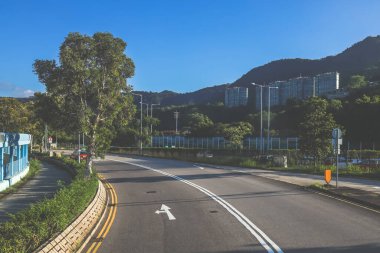 Bir kavis içeren yüksek bir otoyol manzarası, bir dağ zeminli.,