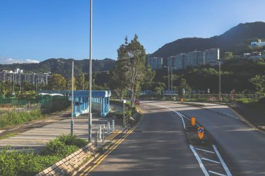 Bir kavis içeren yüksek bir otoyol manzarası, bir dağ zeminli.,