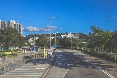 Yol, kaldırımlar, ağaçlar içeren temiz şehir manzarası,