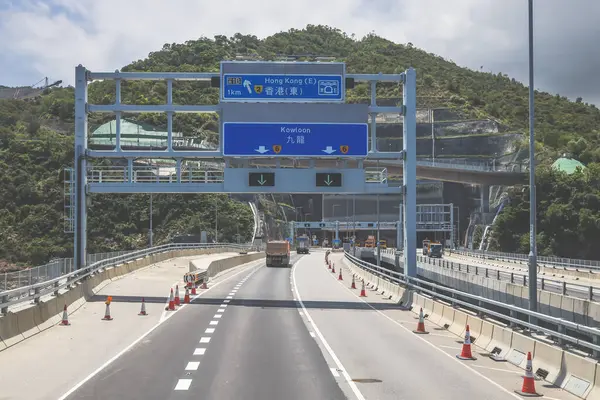 Tate 'in girişine doğru ilerleyen çeşitli araçların bulunduğu yol.