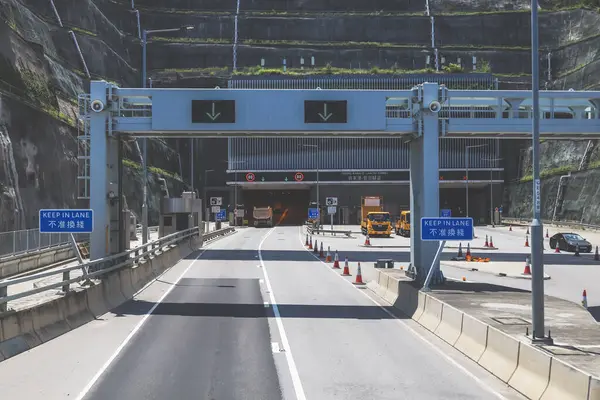 Tate 'in girişine doğru ilerleyen çeşitli araçların bulunduğu yol.