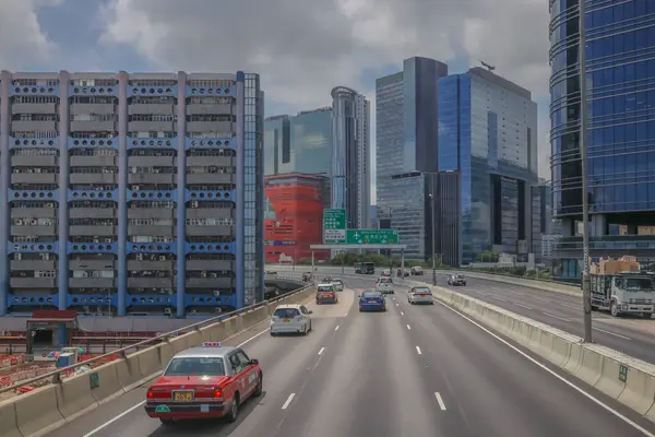 Modern gökdelenlerin ve benzersiz gökdelenlerin kuşattığı bir şehir otoyolu manzarası