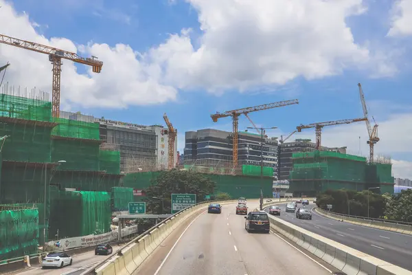 Turnaların ve yeşil kapakların yer aldığı kentsel inşaat sahası