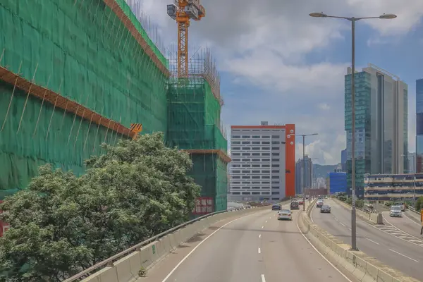 Turnaların ve yeşil kapakların yer aldığı kentsel inşaat sahası