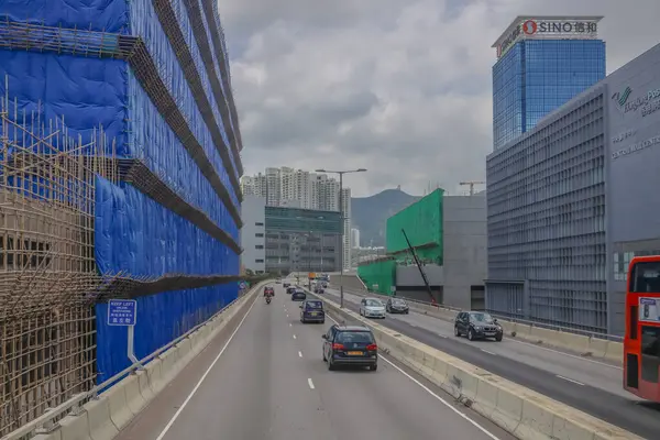 Yüksek şehir otoyolu yapım aşamasındaki yüksek binalarla çevrili.