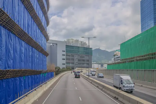 Yüksek şehir otoyolu yapım aşamasındaki yüksek binalarla çevrili.