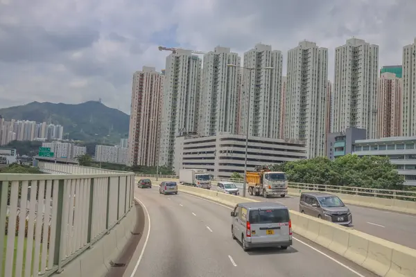 Şehir gökdelenleriyle çevrili bir otoyol manzarası,