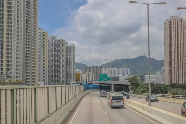 Şehir gökdelenleriyle çevrili bir otoyol manzarası,