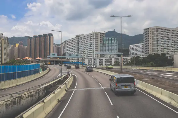 Şehir gökdelenleriyle çevrili bir otoyol manzarası,