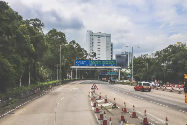 Otoyol kenarındaki yüksek binalarda ikamet ediyorlar.