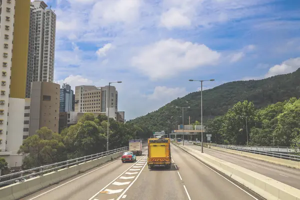 Otoyol kenarındaki yüksek binalarda ikamet ediyorlar.