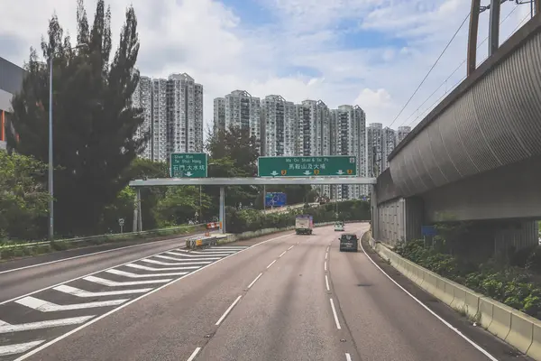 Yön işaretleri ve yeşillik içeren otoban manzarası, manzaralı bir dağ