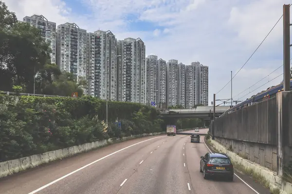 Yön işaretleri ve yeşillik içeren otoban manzarası, manzaralı bir dağ