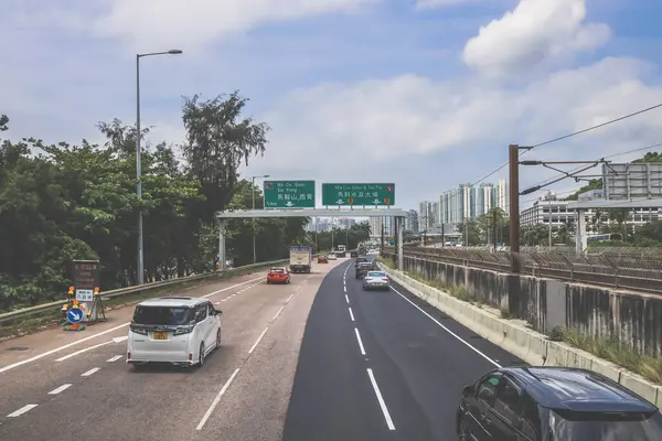 Yön işaretleri ve yeşillik içeren otoban manzarası, manzaralı bir dağ