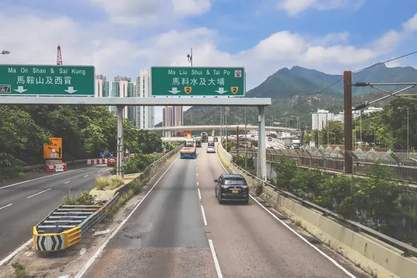 Yön işaretleri ve yeşillik içeren otoban manzarası, manzaralı bir dağ