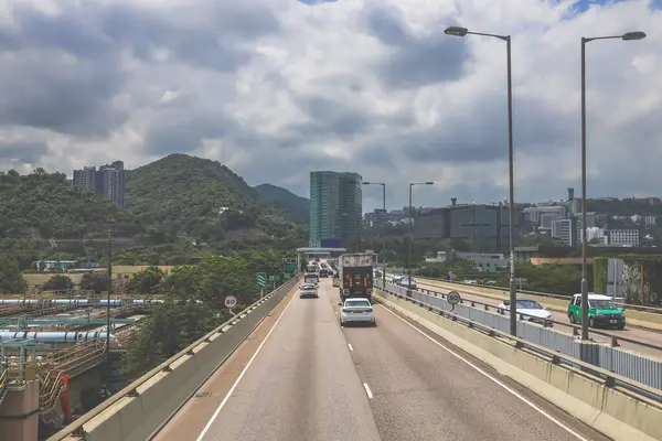 Araçlarla dolu hareketli bir otoyolun manzarası, kentsel