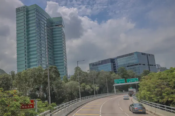 Araçlarla dolu hareketli bir otoyolun manzarası, kentsel