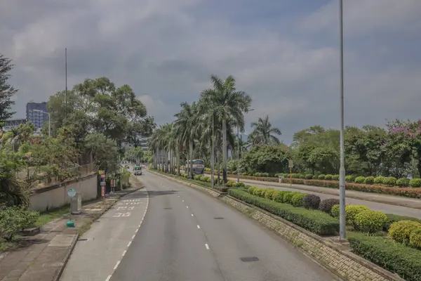 Bir kavis içeren yüksek bir otoyol manzarası, bir dağ zeminli.,