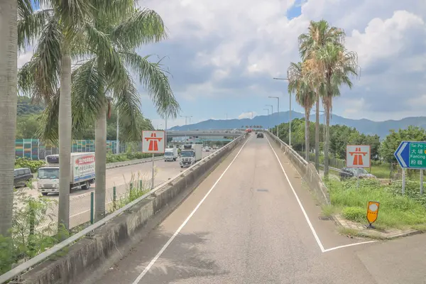 Bir kavis içeren yüksek bir otoyol manzarası, bir dağ zeminli.,