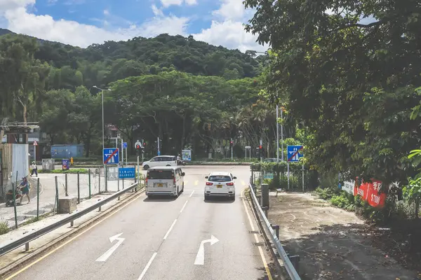 Yaya geçidi ve trafik ışıklarıyla şehir kavşağı