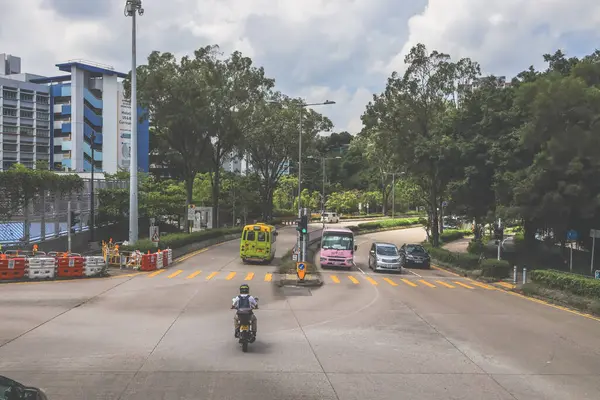Yaya geçidi ve trafik ışıklarıyla şehir kavşağı