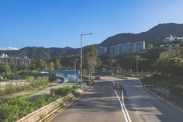Bir kavis içeren yüksek bir otoyol manzarası, bir dağ zeminli.,
