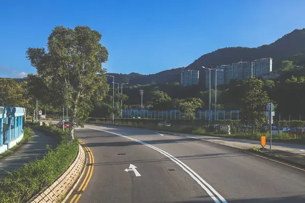 Bir kavis içeren yüksek bir otoyol manzarası, bir dağ zeminli.,