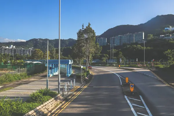 Bir kavis içeren yüksek bir otoyol manzarası, bir dağ zeminli.,