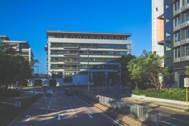 Parlak, canlı bir gökyüzünün altında. t