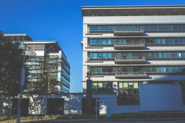 Parlak, canlı bir gökyüzünün altında. t