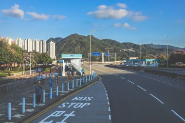 Şehir yolu kıvrımları yemyeşil ve konut tepe binalarının yanında.