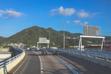 Modern yükseltilmiş otoyolların manzaralı manzarası resim gibi kesişiyor.