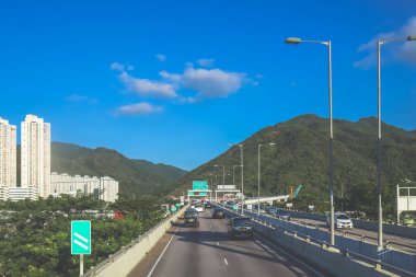 Modern yükseltilmiş otoyolların manzaralı manzarası resim gibi kesişiyor.