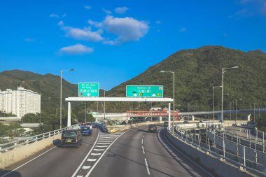 Modern yükseltilmiş otoyolların manzaralı manzarası resim gibi kesişiyor.