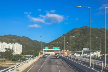 Modern yükseltilmiş otoyolların manzaralı manzarası resim gibi kesişiyor.