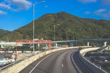 Modern yükseltilmiş otoyolların manzaralı manzarası resim gibi kesişiyor.