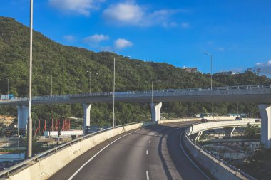 Modern yükseltilmiş otoyolların manzaralı manzarası resim gibi kesişiyor.