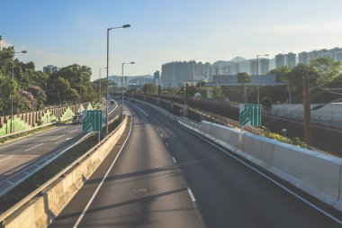 Yön işaretleri ve yeşillik içeren otoban manzarası, manzaralı bir dağ
