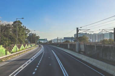 Yön işaretleri ve yeşillik içeren otoban manzarası, manzaralı bir dağ