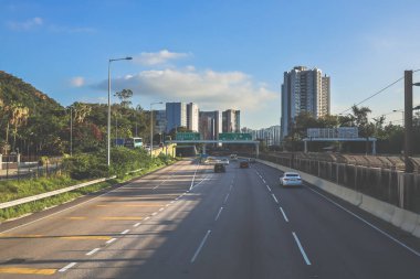 Yön işaretleri ve yeşillik içeren otoban manzarası, manzaralı bir dağ
