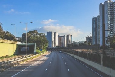 Yön işaretleri ve yeşillik içeren otoban manzarası, manzaralı bir dağ