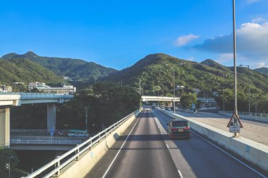 Modern yükseltilmiş otoyolların manzaralı manzarası resim gibi kesişiyor.