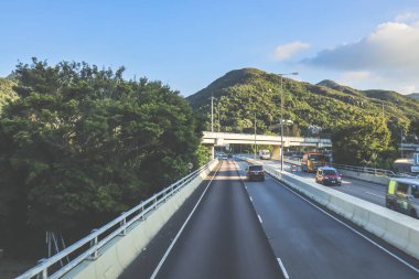 Modern yükseltilmiş otoyolların manzaralı manzarası resim gibi kesişiyor.