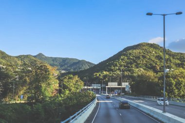 Modern yükseltilmiş otoyolların manzaralı manzarası resim gibi kesişiyor.